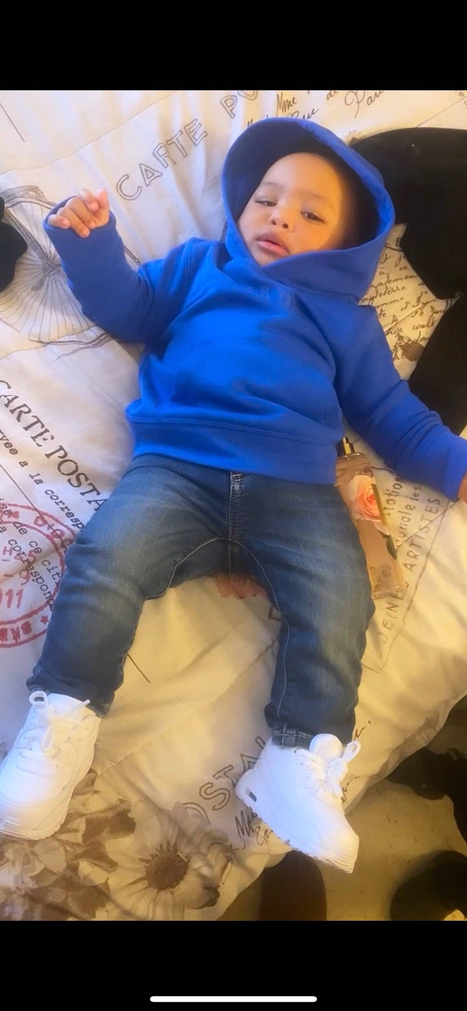 Carmelo is registered to the contest to win money with this photo: baby, boot, child, comfort, cool, electric_blue, event, fun, happy, human_leg, knee, leg, leisure, person, purple, sitting, sleeve, sock, t_shirt, thigh