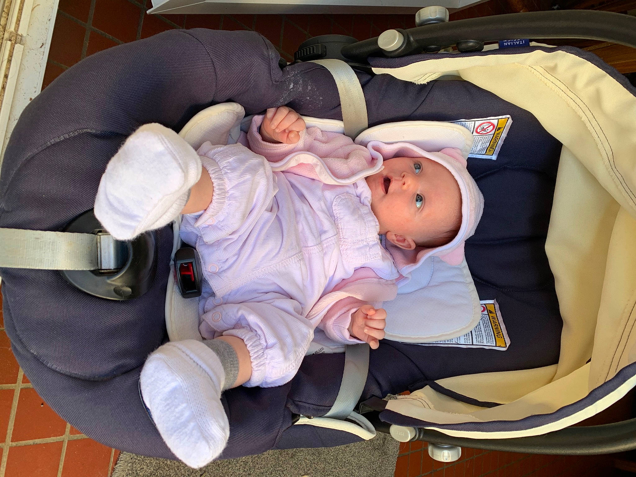 Amaya participe au concours pour gagner de l'argent avec cette photo : baby, baby_carriage, baby_products, baby_safety, baby_toddler_clothing, car_seat, child, comfort, hat, lap, person, sitting, sock, toddler