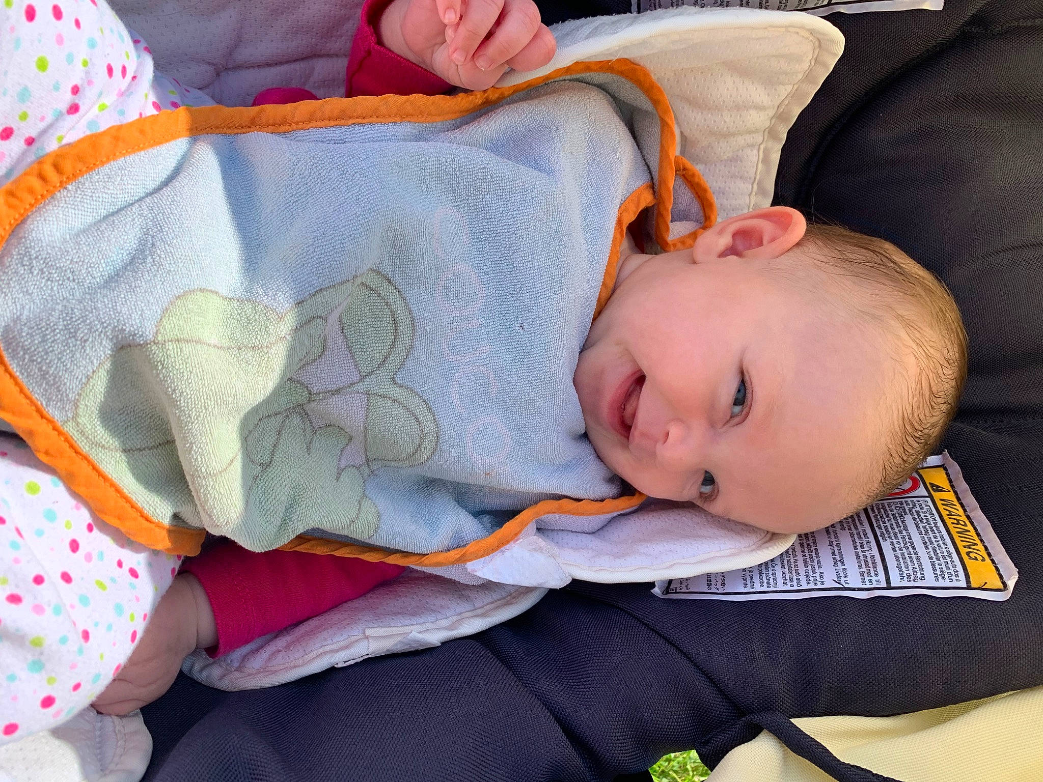 Amaya a rejoint le concours — aidez-le/la à gagner de superbes lots ! baby, baby_products, baby_toddler_clothing, child, comfort, couch, linens, nap, orange, pattern, person, room, sitting, sleep, sleeve, textile, toddler, tree, wood