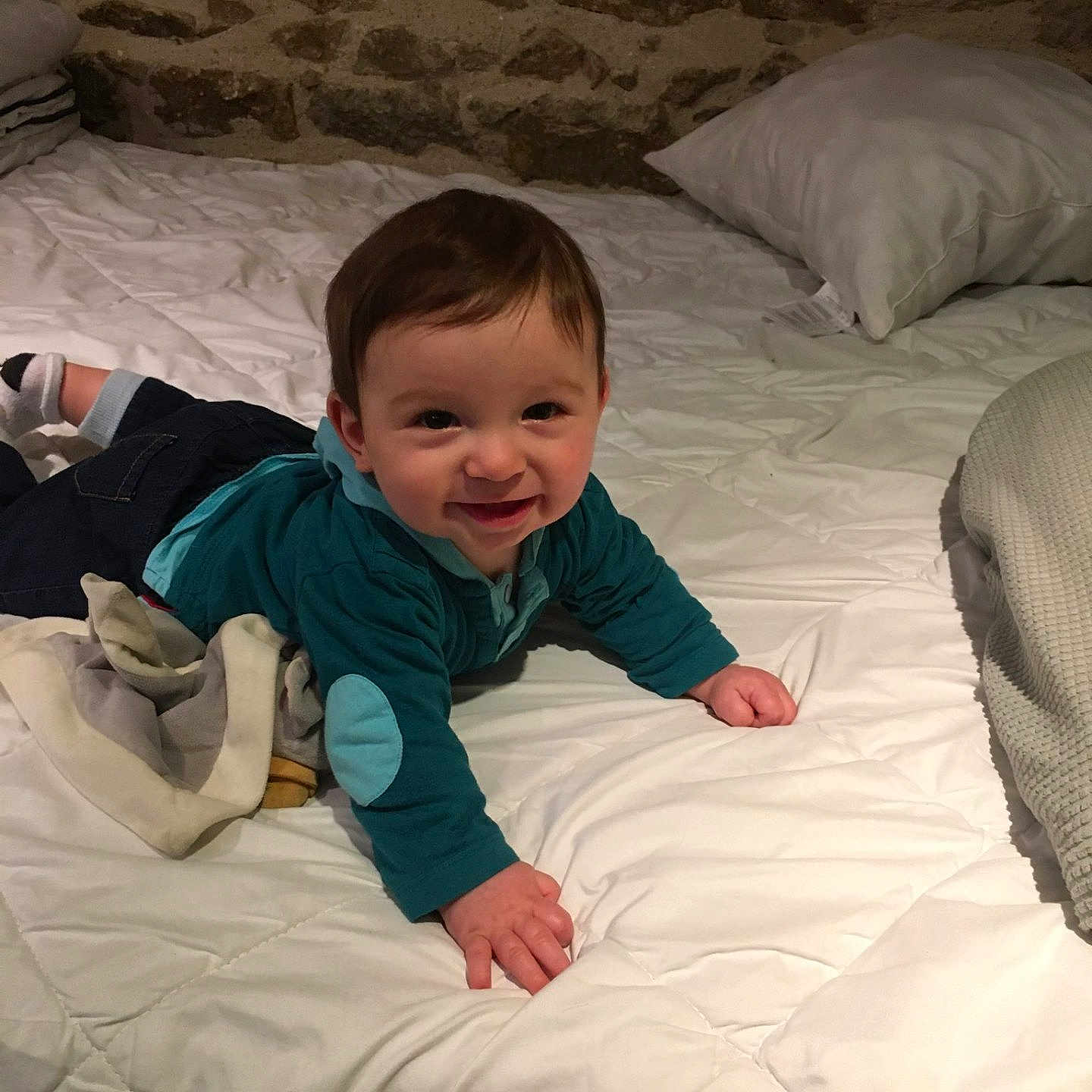 Lenny participe au concours pour gagner de l'argent avec cette photo : baby, bed, bedroom, blanket, clothing, couch, cushion, face, furniture, happy, head, homedecor, indoors, pants, person, photography, portrait, quilt, room, sitting