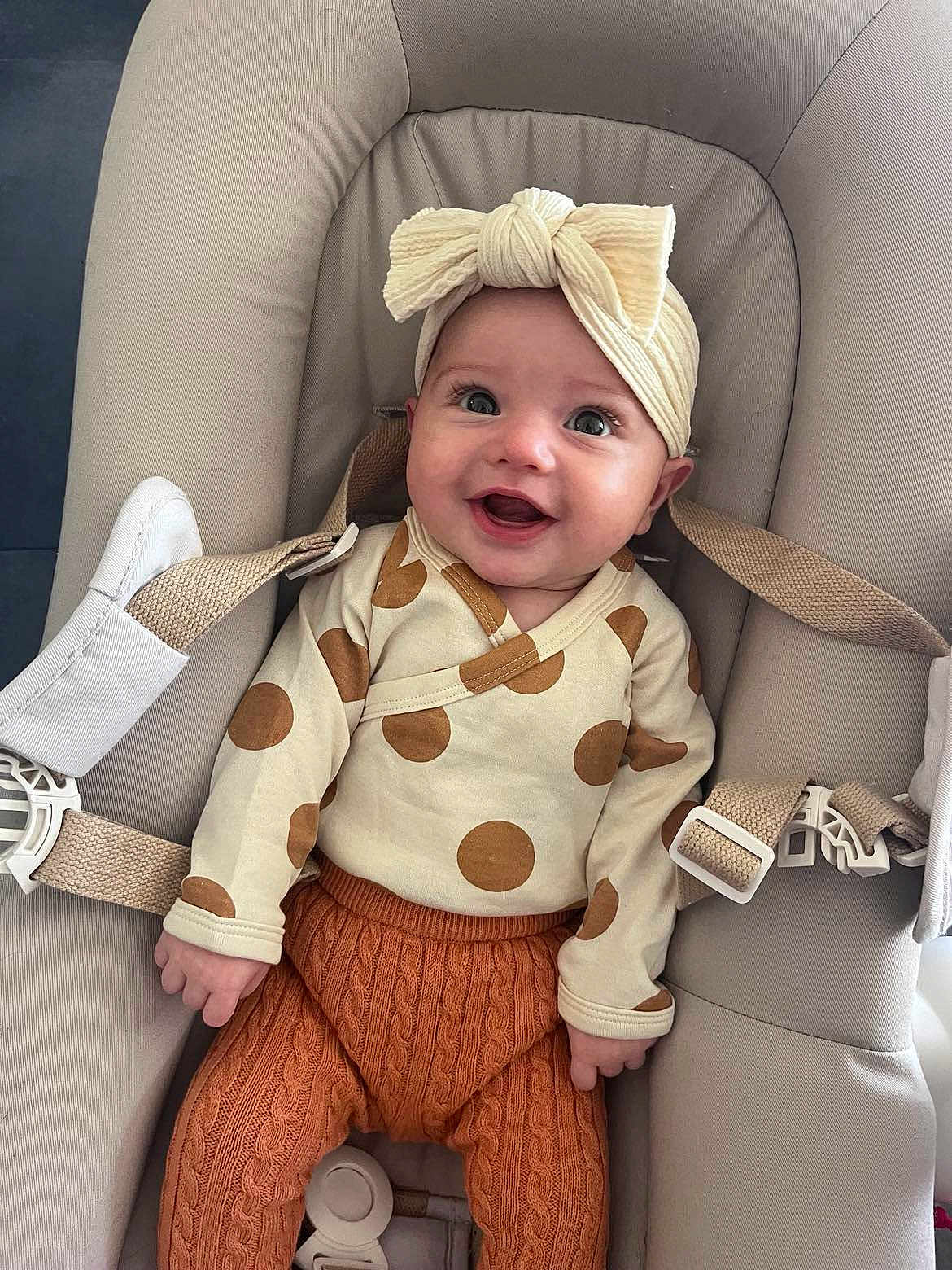 Charlyse participe au concours pour gagner de l'argent avec cette photo : baby, smiling, infant, headband, polka_dot, knitted_pants, baby_seat, straps, cute, happy, clothing, child, portrait, indoors, cushion, person, seat, apparel, headwear, baby_fashion