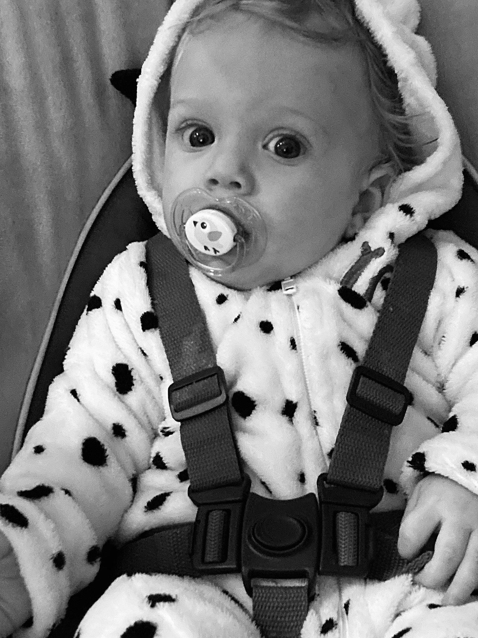 Camille participe au concours pour gagner de l'argent avec cette photo : baby, baby_toddler_clothing, black, black_and_white, cheek, collar, comfort, cool, flash_photography, hand, happy, head, iris, organ, outerwear, person, photograph, product, sleeve, style