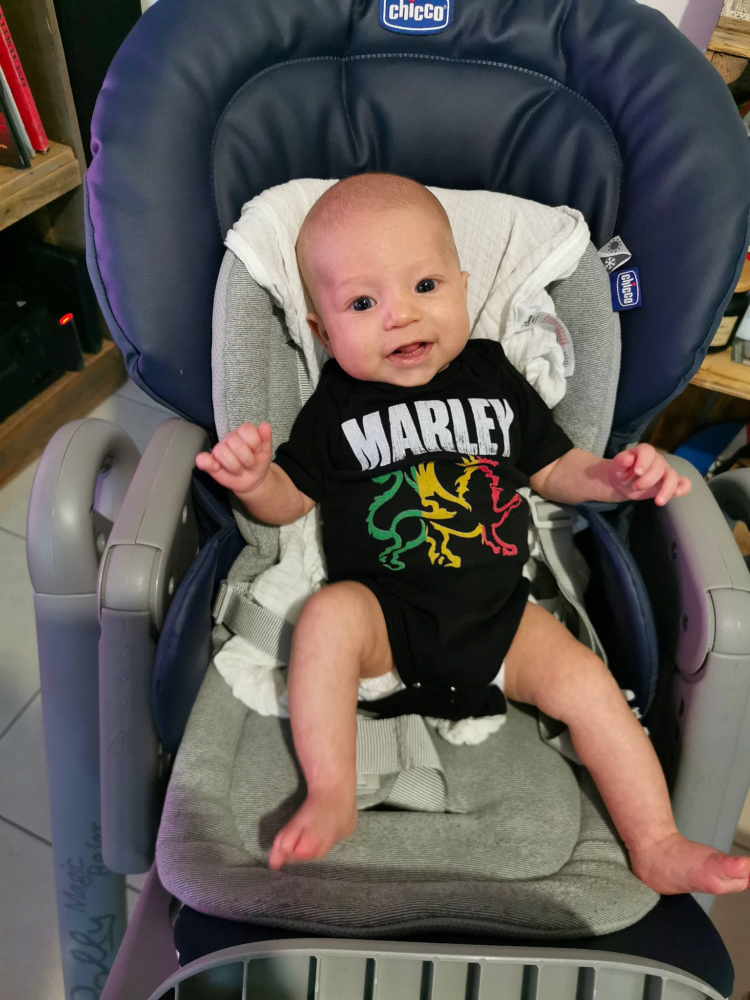 Marley a rejoint le concours — aidez-le/la à gagner de superbes lots ! auto_part, baby, baby_carriage, baby_in_car_seat, baby_products, baby_safety, baby_toddler_clothing, black, car_seat, car_seat_cover, chair, child, comfort, lap, person, product, sitting, sleeve, smile, toddler