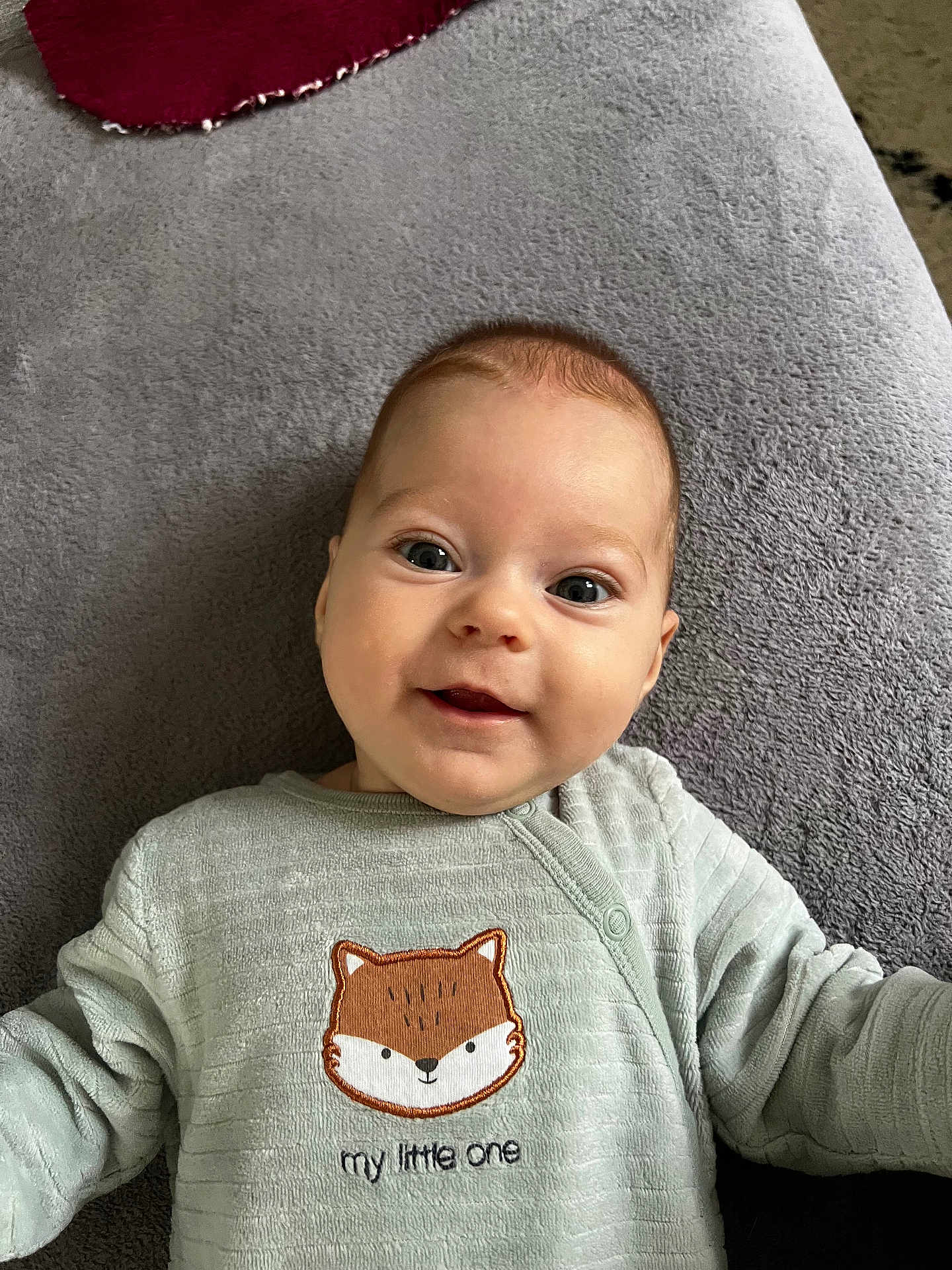 Léonie a rejoint le concours — aidez-le/la à gagner de superbes lots ! baby, infant, smiling, face, eyes, clothing, fox_design, embroidery, blanket, soft_texture, lying_down, cute, child, portrait, happy, indoors, young, person, toddler, apparel