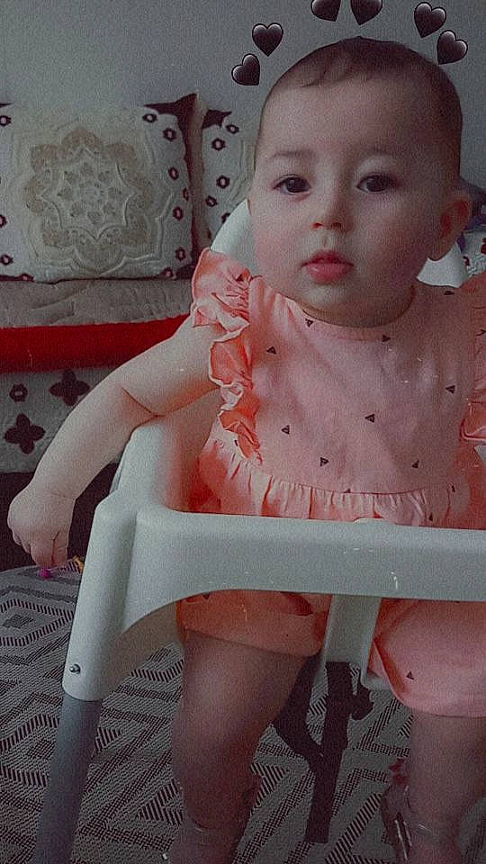 Rayhan participe au concours pour gagner de l'argent avec cette photo : baby_toddler_clothing, beauty, chest, dress, eyelash, finger, human_body, human_leg, joint, knee, leg, lip, mouth, neck, person, pink, shoulder, sitting, skin, thigh