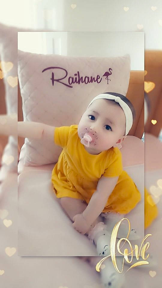 Rayhan a rejoint le concours — aidez-le/la à gagner de superbes lots ! baby, baby_laughing, baby_products, baby_safety, baby_toddler_clothing, cap, child, comfort, fashion_accessory, font, happy, linens, logo, magenta, person, pillow, pink, sleeve, smile, t_shirt