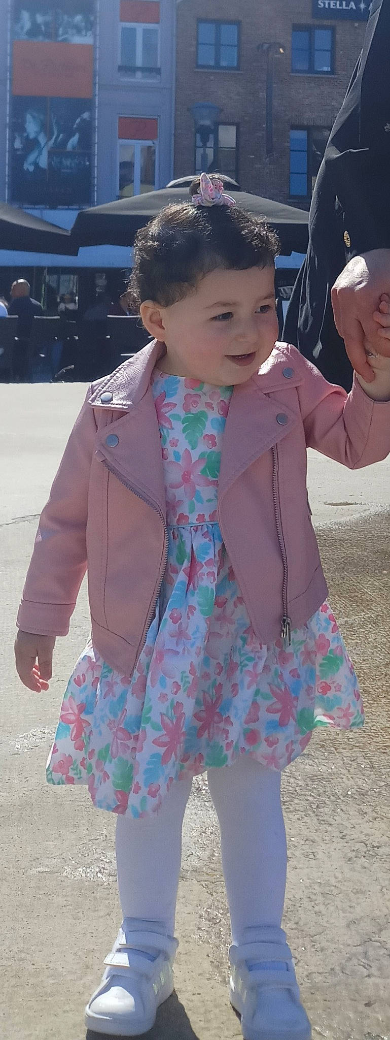 Rayhan participe au concours pour gagner de l'argent avec cette photo : blazer, eye, face, gesture, hair, hairstyle, happy, head, human_body, joint, leg, lip, neck, person, pink, skin, sleeve, smile, standing, street_fashion