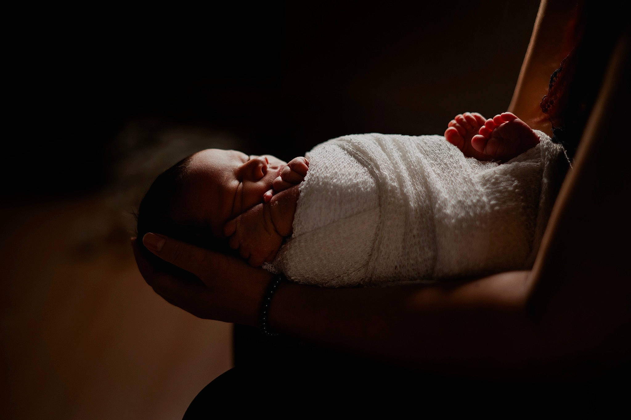 Giulian a rejoint le concours — aidez-le/la à gagner de superbes lots ! abdomen, baby, comfort, elbow, finger, flash_photography, foot, gesture, human_body, human_leg, knee, leg, neck, person, shoulder, sleeve, stomach, thigh, trunk, under_exposed