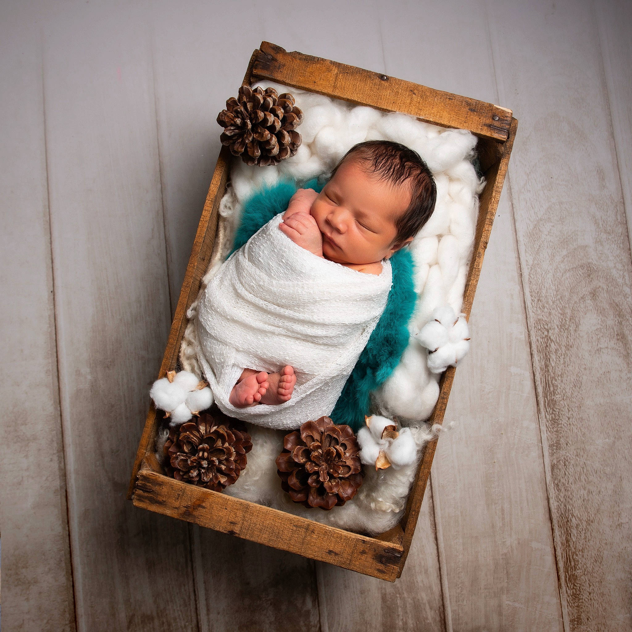 Giulian participe au concours pour gagner de l'argent avec cette photo : baby, baby_products, baby_safety, baby_sleeping, baby_toddler_clothing, basket, child, comfort, flash_photography, flooring, hardwood, infant_bed, linens, person, portrait_photography, room, sitting, sleeve, storage_basket, toddler