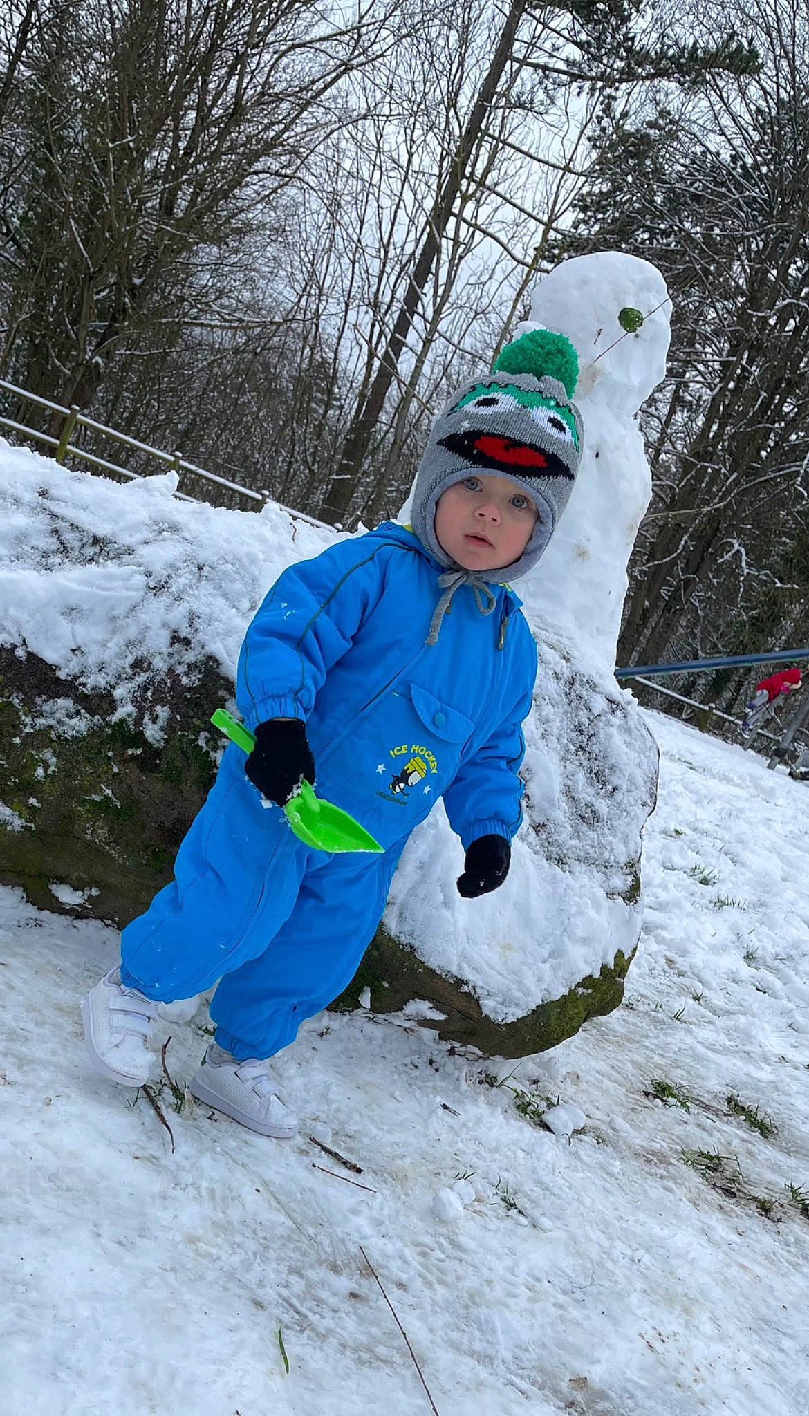 Kenzo participe au concours pour gagner de l'argent avec cette photo : adventure, boot, electric_blue, freezing, fun, glove, hat, headwear, hoodie, jacket, leisure, person, personal_protective_equipment, plant, playing_in_the_snow, recreation, sky, slope, snow, sports