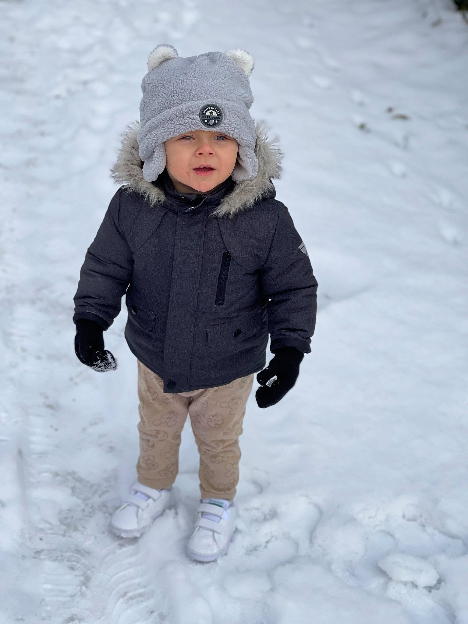 Kenzo participe au concours pour gagner de l'argent avec cette photo : cap, cheek, face, freezing, fun, fur, glove, happy, headwear, hood, hoodie, jacket, parka, person, playing_in_the_snow, precipitation, sleeve, smile, snow, toddler