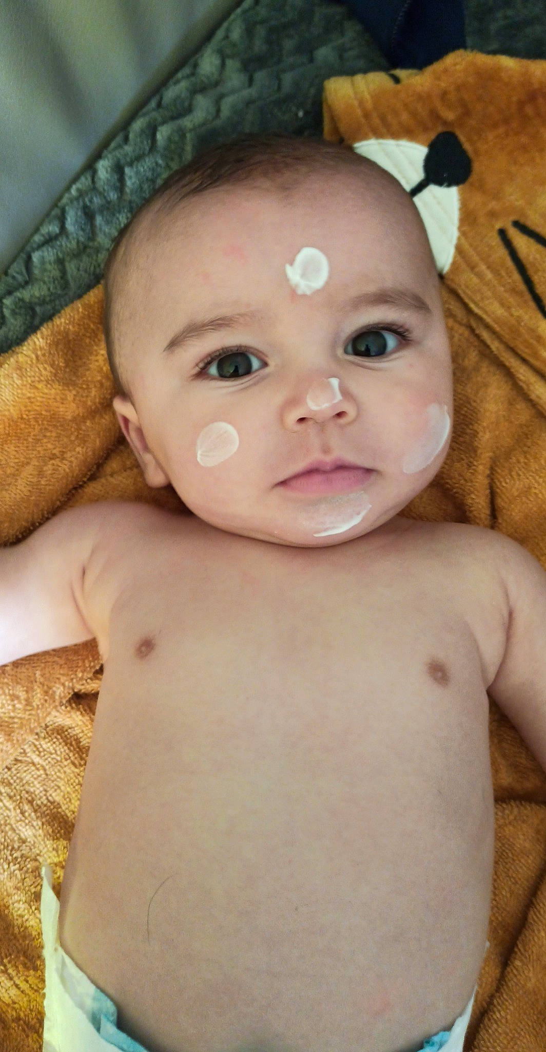 Izaak participe au concours pour gagner de l'argent avec cette photo : arm, baby, cheek, ear, eye, eyebrow, eyelash, face, finger, forehead, hair, hand, head, human_body, iris, lip, mouth, neck, nose, person