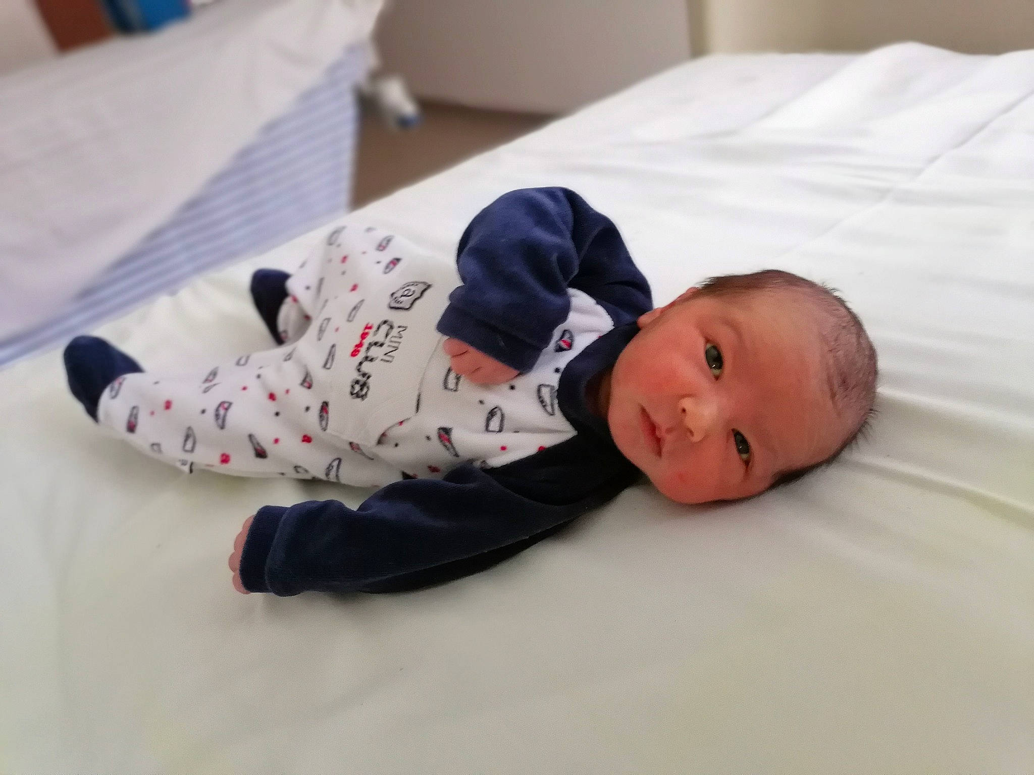 Izaak participe au concours pour gagner de l'argent avec cette photo : baby, baby_products, baby_toddler_clothing, bedding, bedtime, carmine, child, comfort, flooring, linens, mammal, nap, pattern, person, portrait_photography, room, sitting, sleeve, textile, toddler