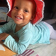 Naëlya participe au concours pour gagner de l'argent avec cette photo : toddler, child, smiling, hat, sunhat, indoor, bedspread, clothing, person, happy, face, cute, lying_down, playful, young_child, headwear, portrait, casual, light, home