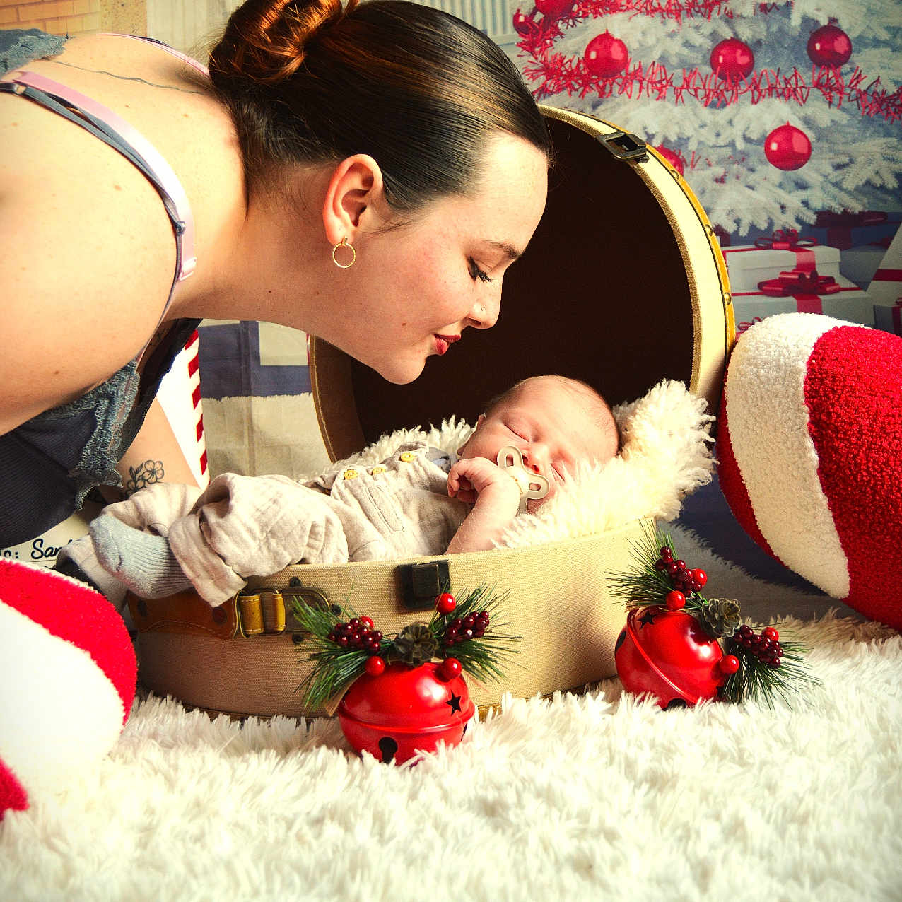 Nino participe au concours pour gagner de l'argent avec cette photo : affection, baby, christmas_tree, cozy, cute, decorations, family, festive, holiday, indoor, love, ornaments, pacifier, portrait, red_bells, sleeping, suitcase, tender_moment, white_rug, woman