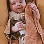 Jeanne a rejoint le concours — aidez-le/la à gagner de superbes lots ! baby, infant, smiling, blanket, baby_carrier, cushion, hand, face, comfort, happy, indoors, heart_graphic, soft_texture, clothing, child, cute, seated, portrait, warm_colors, baby_accessory