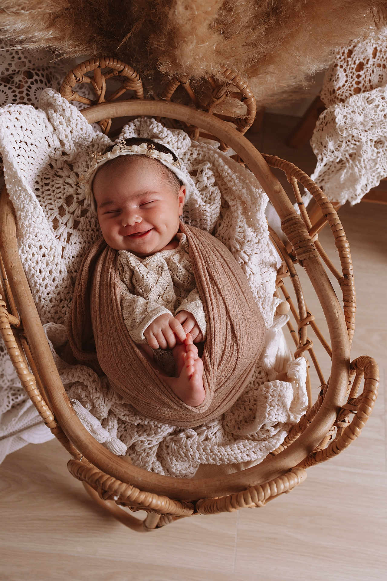 Jeanne a rejoint le concours — aidez-le/la à gagner de superbes lots ! baby, smiling, newborn, swaddle, basket, knitted_blanket, headband, cozy, cute, infant, peaceful, wooden_floor, homedecor, portrait, sleepy, soft_lighting, hands, feet, indoors, woven