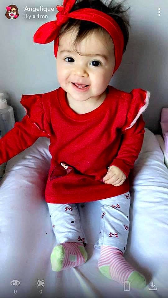 Elsa a rejoint le concours — aidez-le/la à gagner de superbes lots ! baby, baby_toddler_clothing, bonnet, cap, carmine, child, costume_accessory, costume_hat, cricket_cap, fictional_character, mouth, person, photo_shoot, red, sleeve, sock, toddler