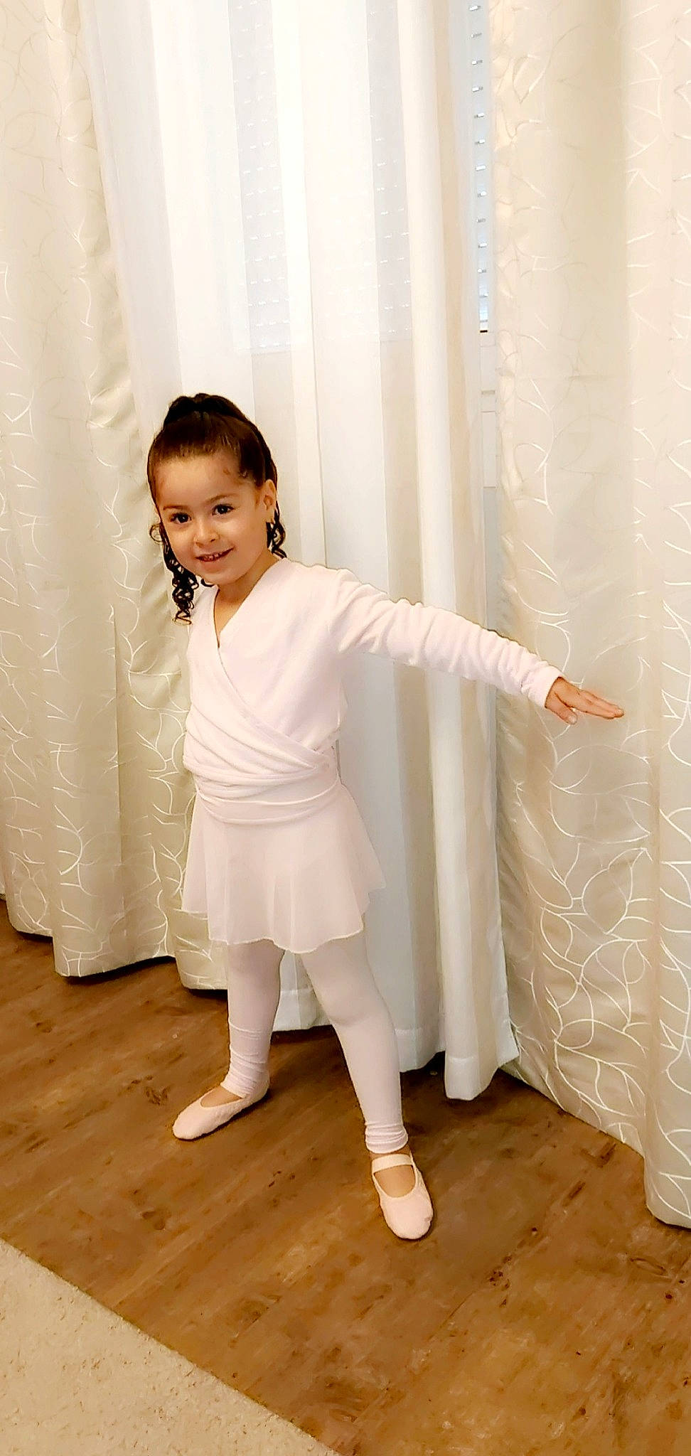 Meryam a rejoint le concours — aidez-le/la à gagner de superbes lots ! ballet, ballet_dancer, child, clothing, costume, dance, dress, footwear, joy, leg, outerwear, performing_arts, person, shoe, shoulder, sleeve, toddler, white