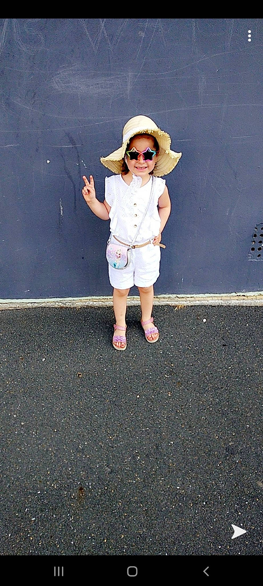 Meryam a rejoint le concours — aidez-le/la à gagner de superbes lots ! asphalt, child, denim, fun, joy, person, photograph, photography, shoe, sleeve, snapshot, standing