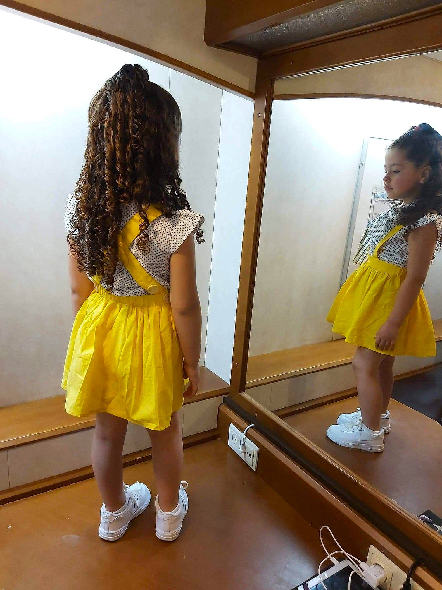 Meryam a rejoint le concours — aidez-le/la à gagner de superbes lots ! child, person, room, yellow