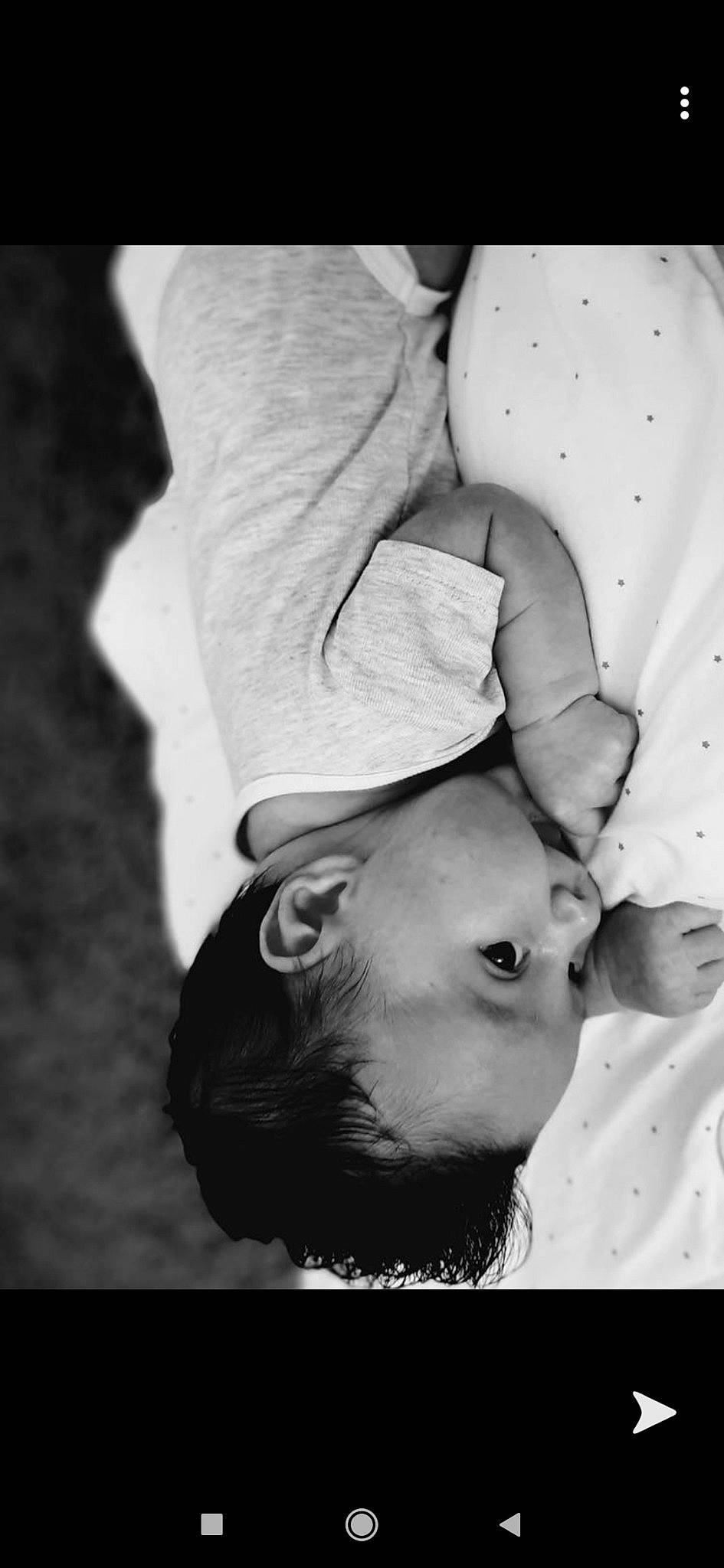 Maõ participe au concours pour gagner de l'argent avec cette photo : arm, baby, black_and_white, child, ear, eye, gesture, head, human_body, joint, monochrome, monochrome_photography, person, photograph, photography, smile, snapshot, stock_photography, style, toddler