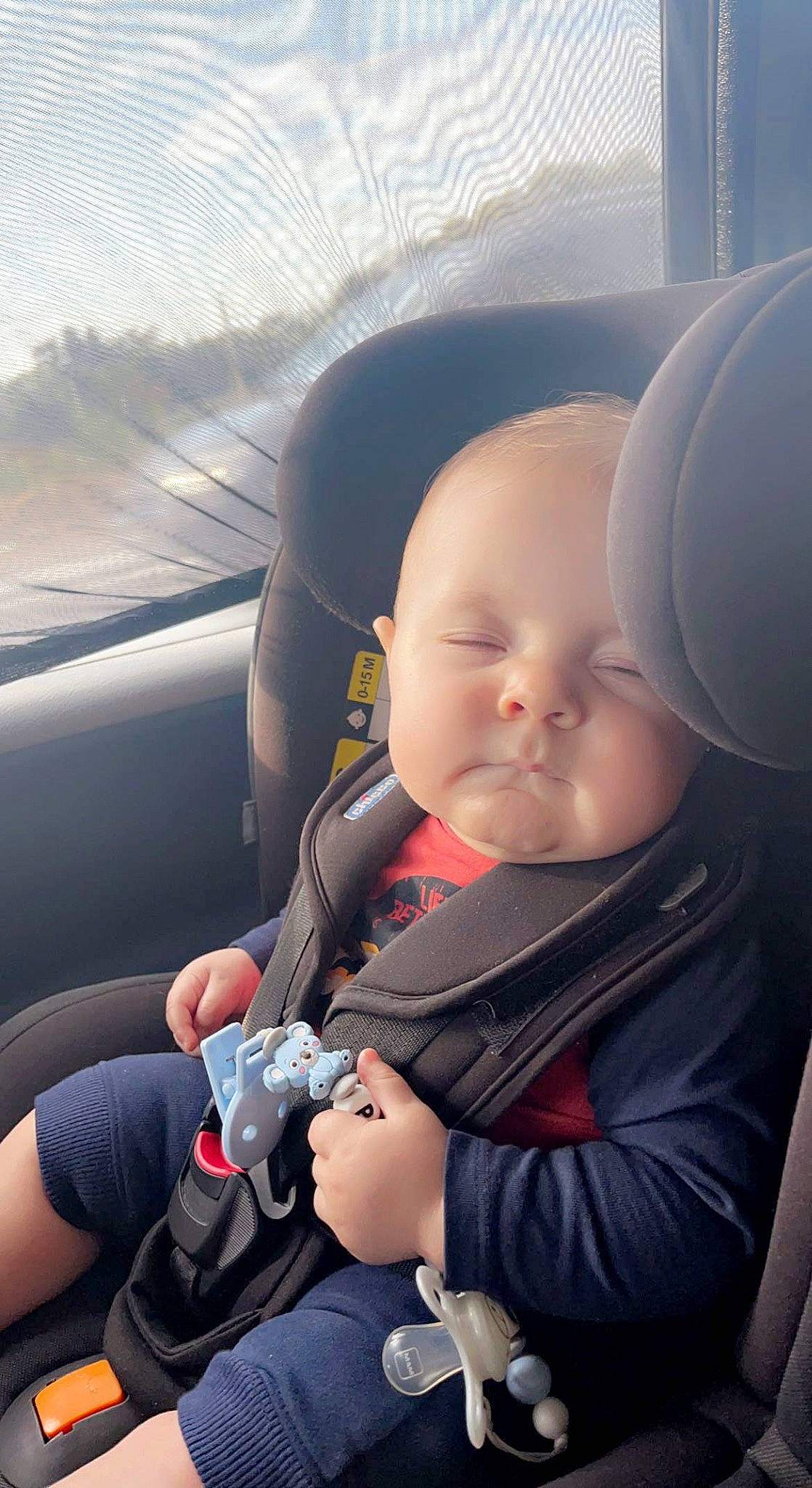 Pablo a rejoint le concours — aidez-le/la à gagner de superbes lots ! auto_part, automotive_design, automotive_exterior, baby, baby_carriage, baby_products, baby_toddler_clothing, car, car_seat, car_seat_cover, comfort, family_car, finger, head_restraint, luxury_vehicle, person, seat_belt, steering_wheel, toddler, vehicle_door