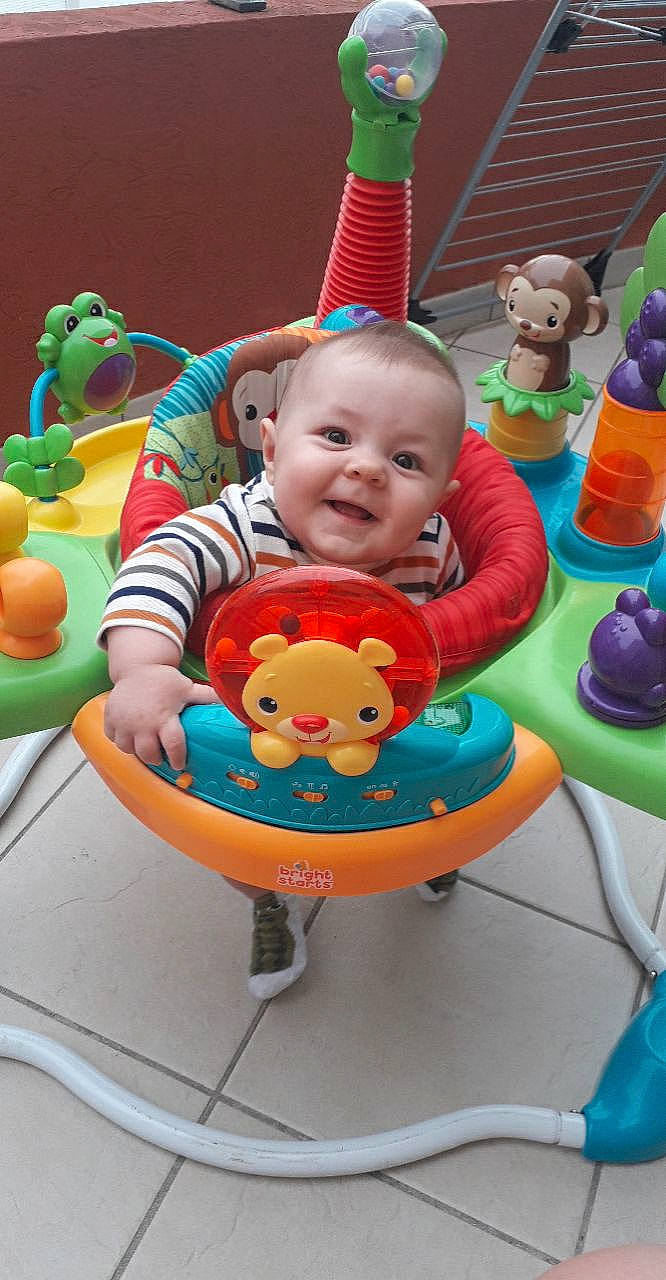 Pablo participe au concours pour gagner de l'argent avec cette photo : baby, baby_mobile, baby_playing_with_toys, baby_products, baby_toddler_clothing, baby_toys, child, fun, green, happy, head, human_body, leisure, person, play, product, sitting, smile, table, toddler