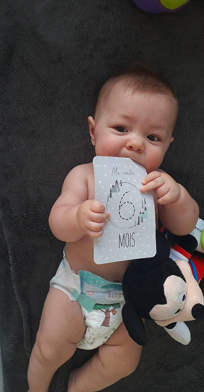 Pablo participe au concours pour gagner de l'argent avec cette photo : baby, baby_products, baby_toddler_clothing, cheek, drinkware, eye, eyelash, finger, happy, iris, lip, mouth, nail, neck, nose, person, sitting, skin, sleeve, thumb