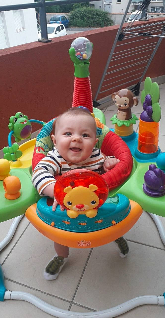 Pablo participe au concours pour gagner de l'argent avec cette photo : baby, baby_playing_with_toys, baby_products, baby_toddler_clothing, baby_toys, chair, child, fun, green, happy, leisure, people, person, play, sitting, smile, snapshot, stuffed_toy, table, toddler