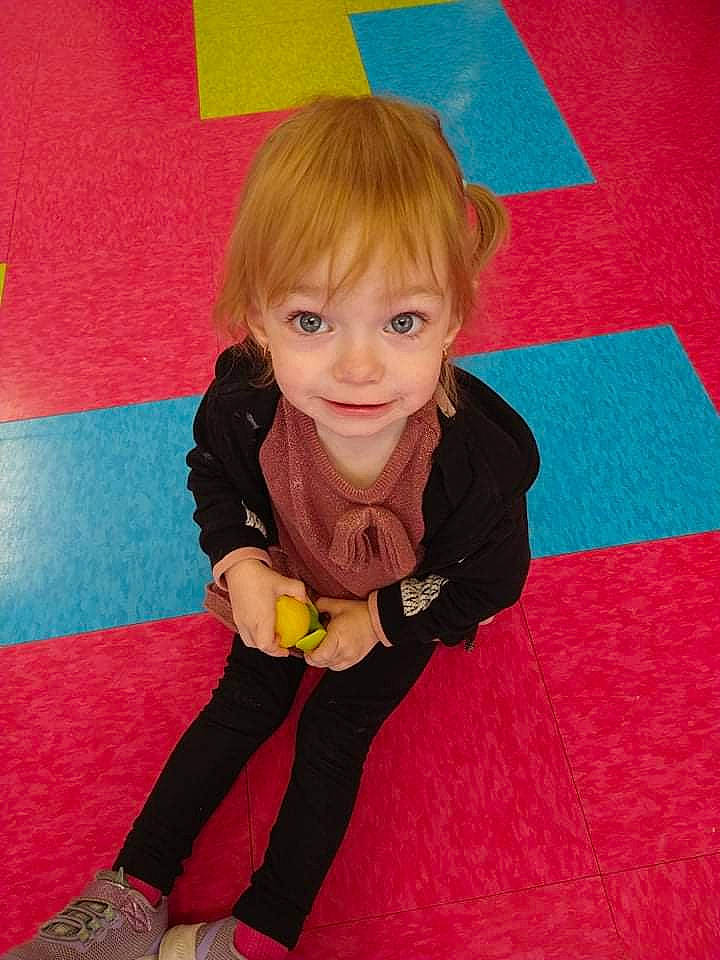 Jackie participe au concours pour gagner de l'argent avec cette photo : electric_blue, facial_expression, floor, flooring, fun, hair, hairstyle, head, human_leg, joint, joy, knee, leg, magenta, person, pink, shoe, sneakers, sock, textile