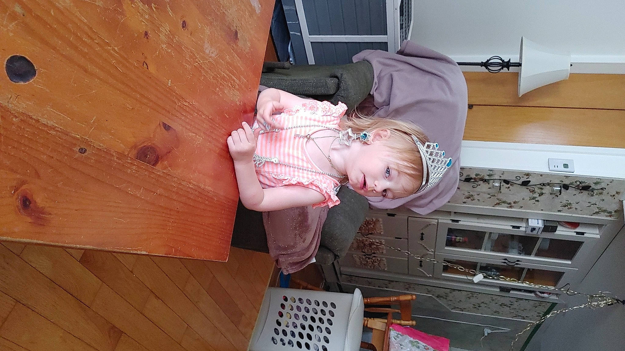 Jackie a rejoint le concours — aidez-le/la à gagner de superbes lots ! baby, child, comfort, flooring, fun, hardwood, lumber, machine, office_equipment, pattern, person, plywood, room, toddler, varnish, wood, wood_flooring, wood_stain