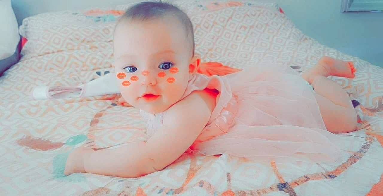 Elisa participe au concours pour gagner de l'argent avec cette photo : baby, baby_toddler_clothing, cheek, child, comfort, day_dress, fun, grass, happy, iris, linens, pattern, peach, person, pink, portrait_photography, sitting, skin, toddler