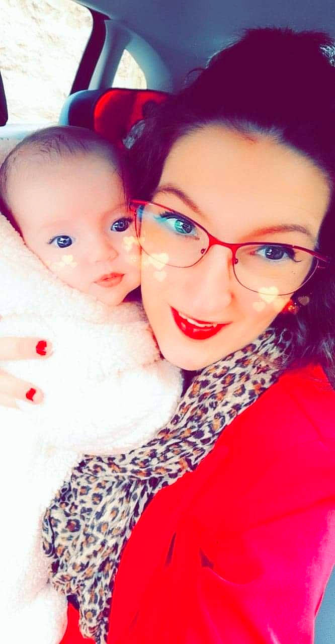 Elisa participe au concours pour gagner de l'argent avec cette photo : beauty, chin, cool, eye, eyebrow, eyewear, facial_expression, fun, glasses, hairstyle, happy, iris, joy, lip, mouth, nose, person, red, skin, smile