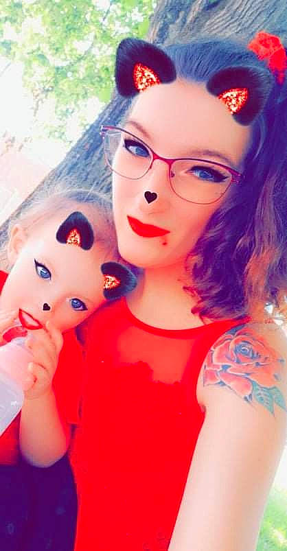 Elisa participe au concours pour gagner de l'argent avec cette photo : black_hair, dress, eyelash, eyewear, facial_expression, gesture, glasses, hand, happy, lip, person, pink, plant, red, skin, street_fashion, summer, sunglasses, toy, tree