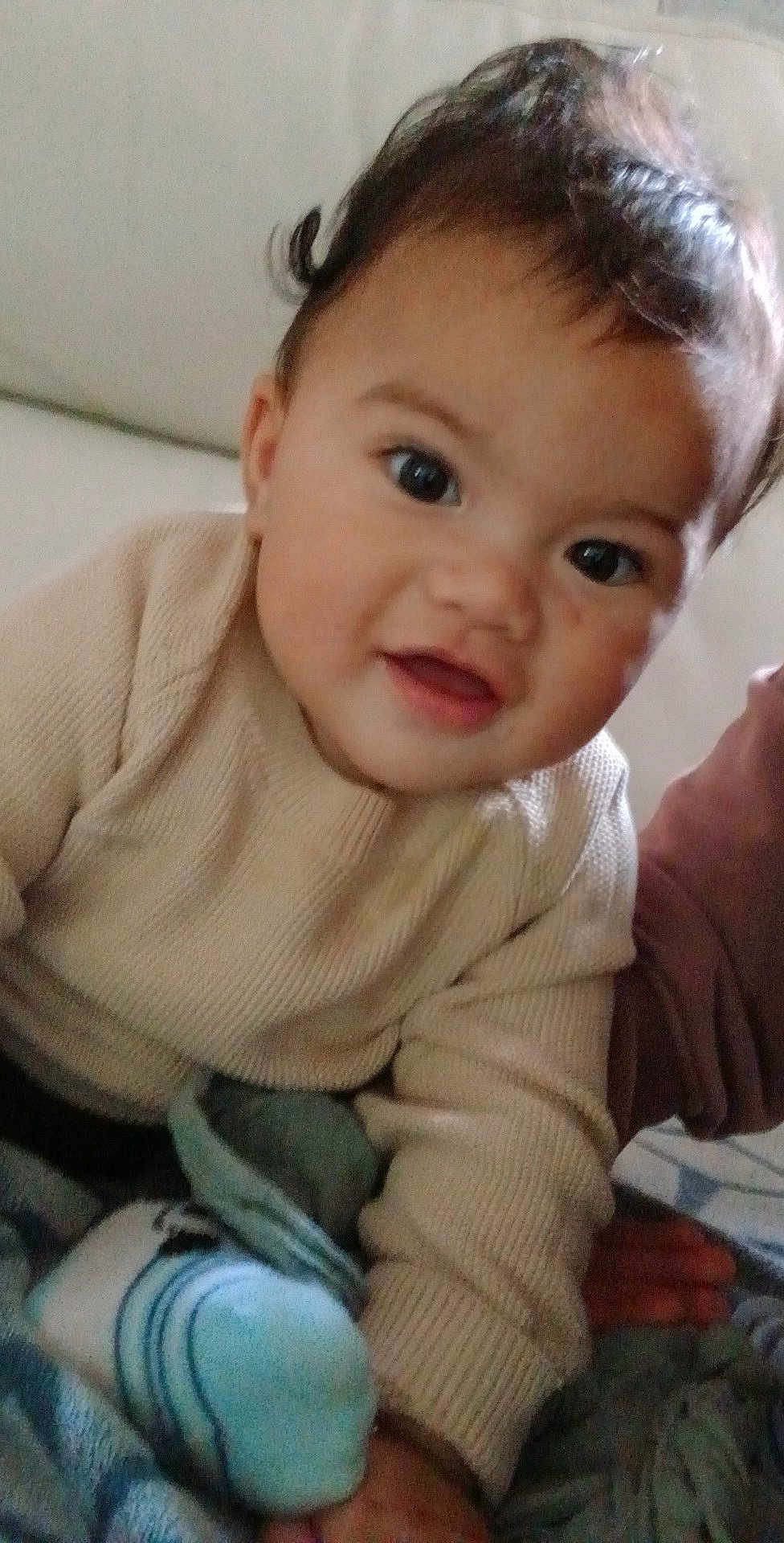 Manusiliva participe au concours pour gagner de l'argent avec cette photo : toddler, baby, child, face, sweater, blanket, sock, indoor, cute, portrait, smile, curious, young_child, infant, cozy, soft, warm_clothing, person, head, skin