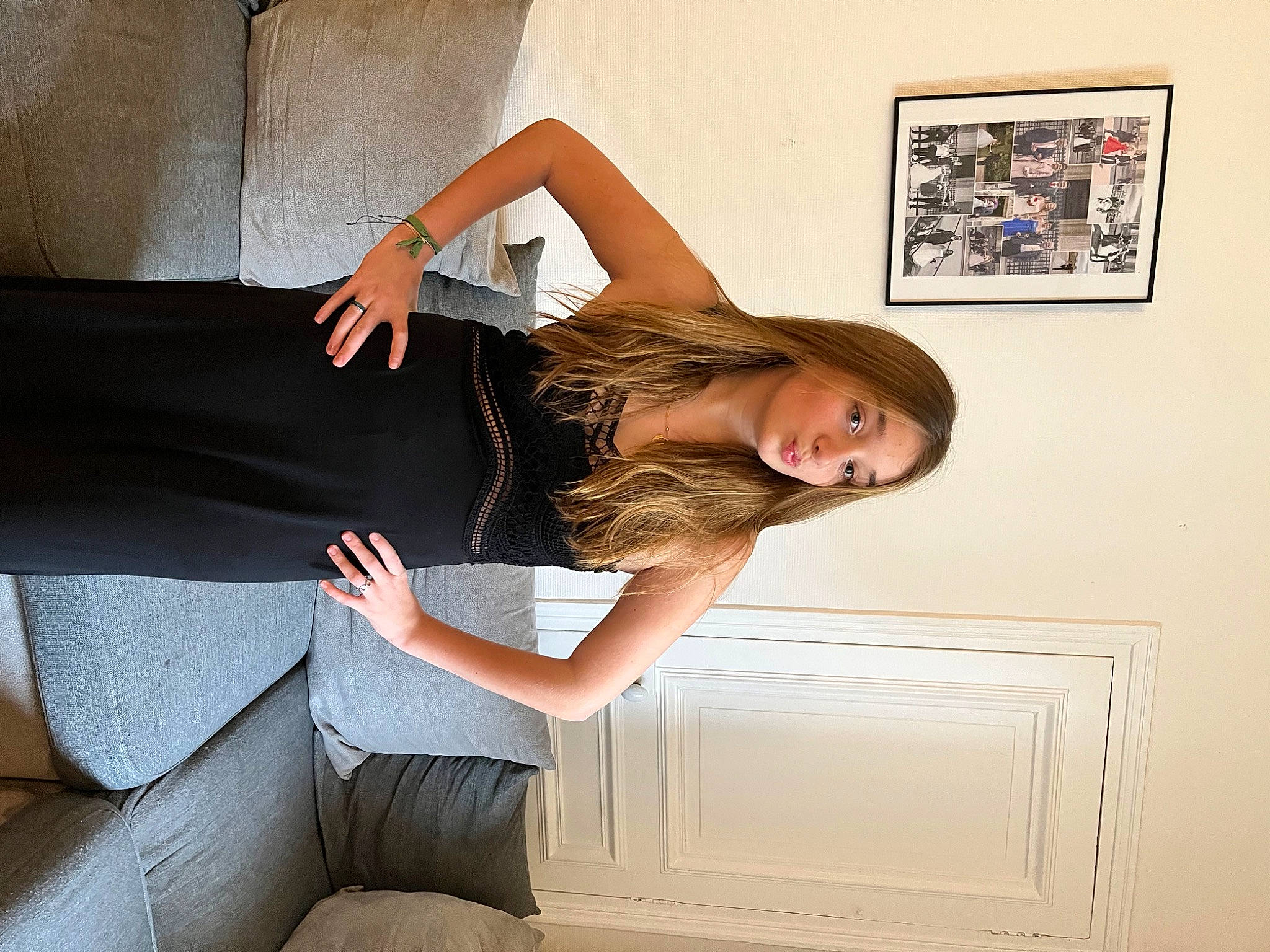 Louane participe au concours pour gagner de l'argent avec cette photo : arm, black_hair, comfort, couch, dress, elbow, finger, flash_photography, flooring, gesture, happy, human_body, joint, knee, leg, neck, person, picture_frame, thigh, waist