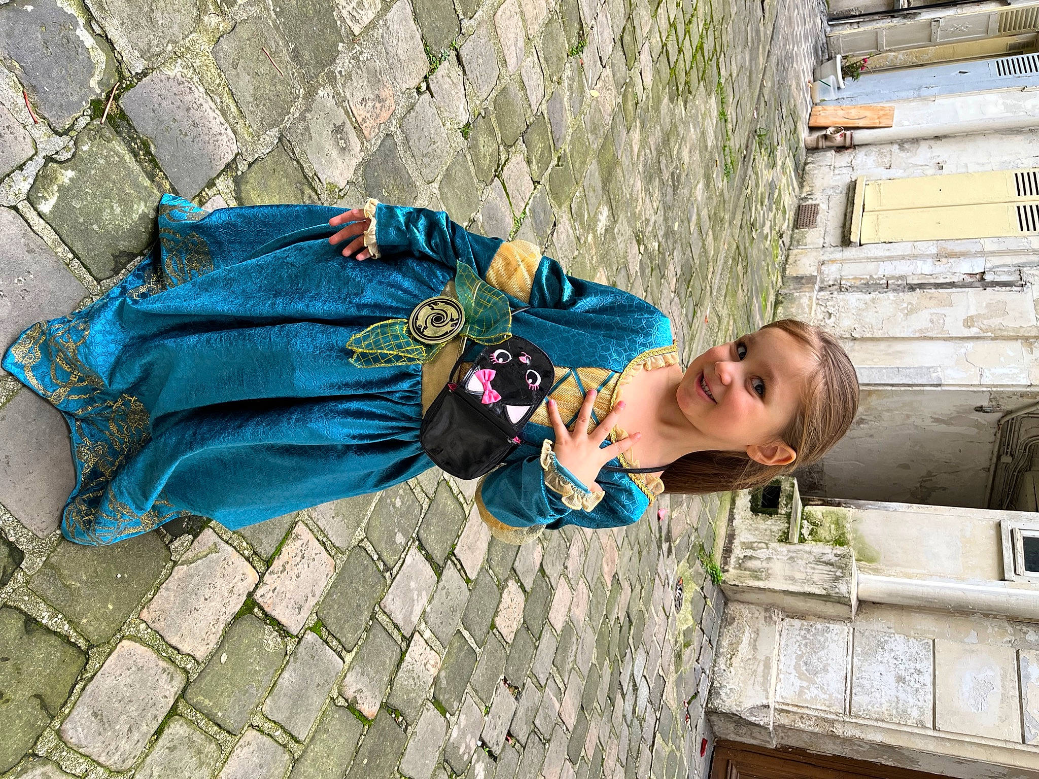 Romane participe au concours pour gagner de l'argent avec cette photo : azure, child, clothing, cobblestone, electric_blue, fun, grass, happy, joy, leaf, leisure, pattern, person, portrait_photography, sitting, street, toddler, tourism, tree, vacation