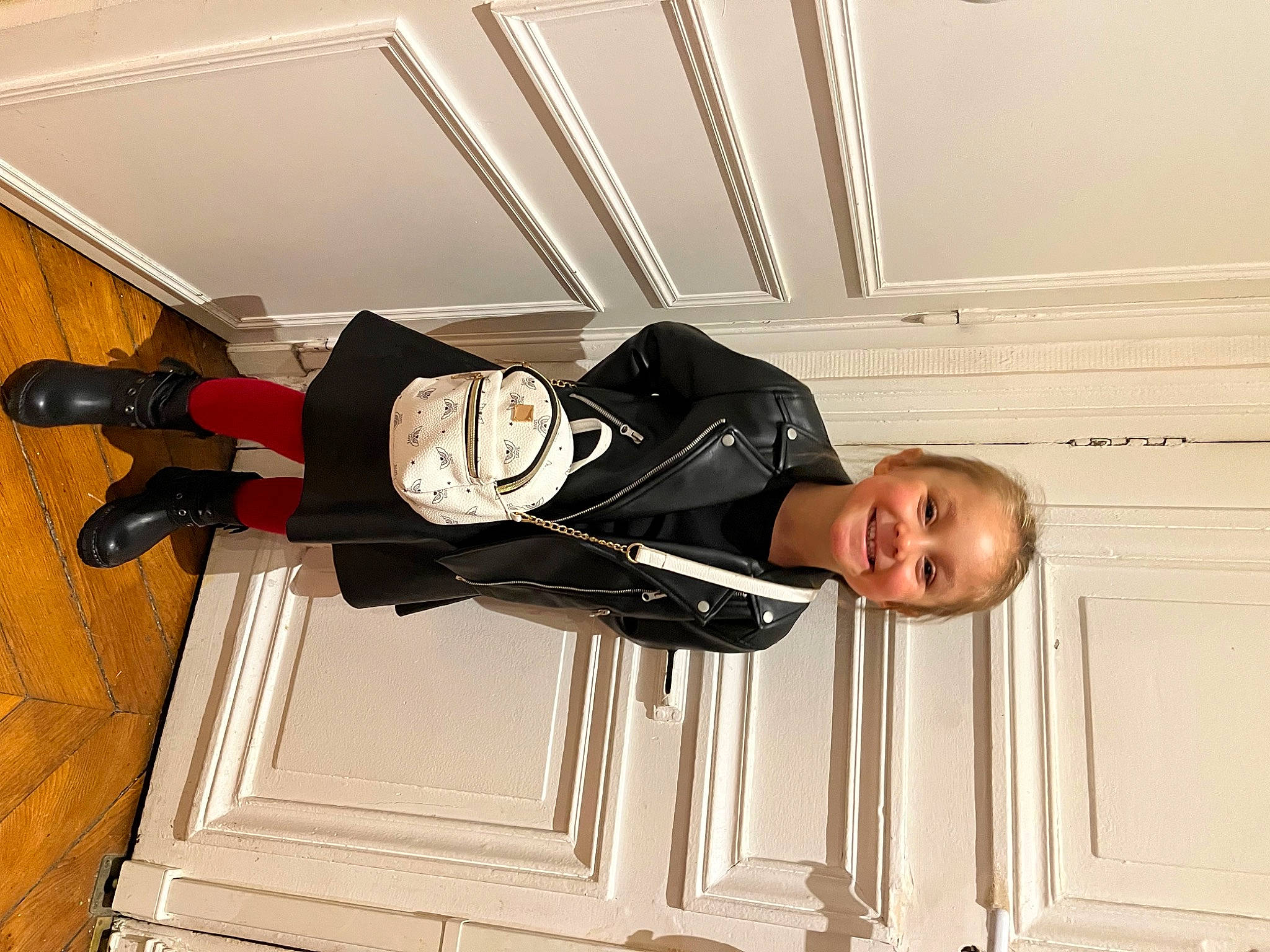 Romane a rejoint le concours — aidez-le/la à gagner de superbes lots ! ceiling, cleanliness, collar, door, flooring, hardwood, hat, joy, outdoor_shoe, person, room, smile, varnish, walking_shoe, wood, wrist