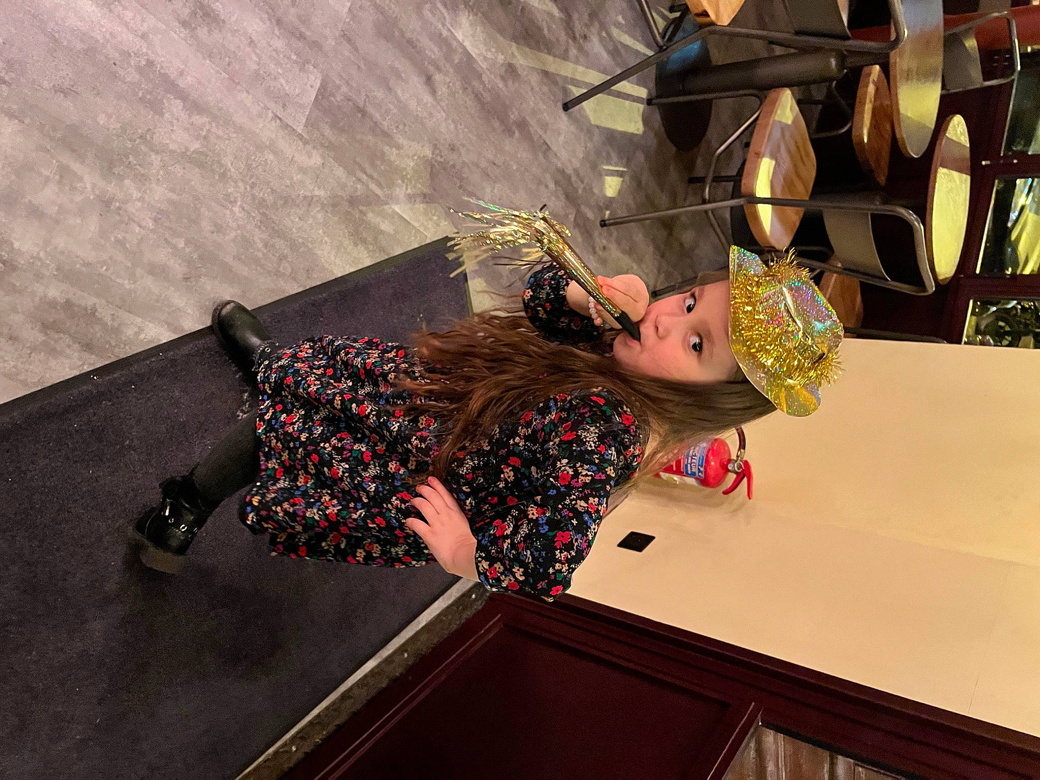 Romane participe au concours pour gagner de l'argent avec cette photo : art, cg_artwork, dress, eyewear, fashion_accessory, fashion_design, flooring, fun, headwear, human_leg, pattern, person, room, sandal, sitting, thigh, vintage_clothing, visual_arts