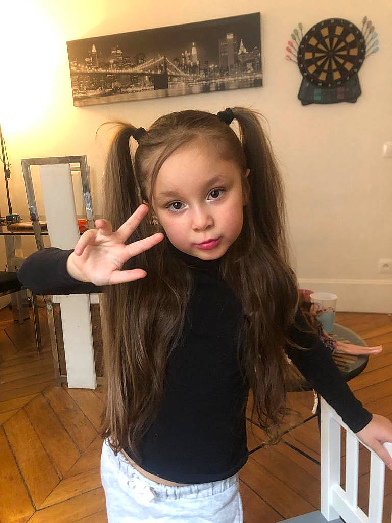 Romane participe au concours pour gagner de l'argent avec cette photo : black_hair, eyelash, fashion, fashion_design, flash_photography, flooring, fun, hair, hairstyle, happy, joint, lip, long_hair, makeover, person, picture_frame, shoulder, standing, trunk, waist