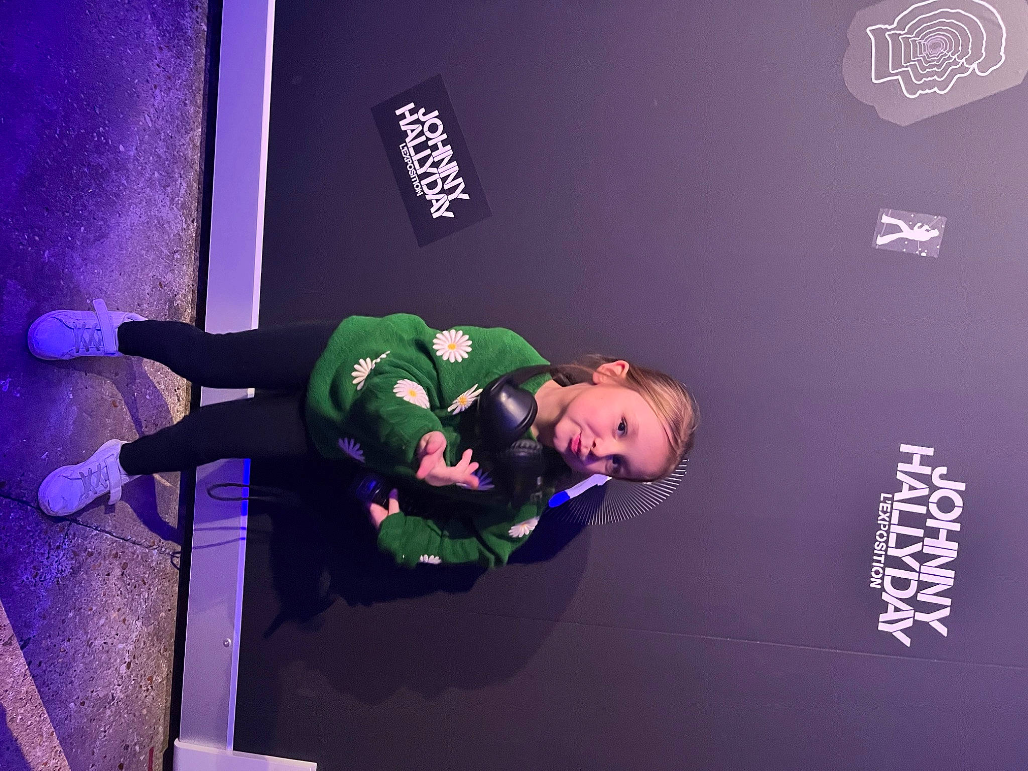 Romane participe au concours pour gagner de l'argent avec cette photo : animation, art, brand, electric_blue, entertainment, event, flash_photography, font, footwear, fun, graphic_design, graphics, human_leg, logo, magenta, person, purple, sneakers, thigh, violet