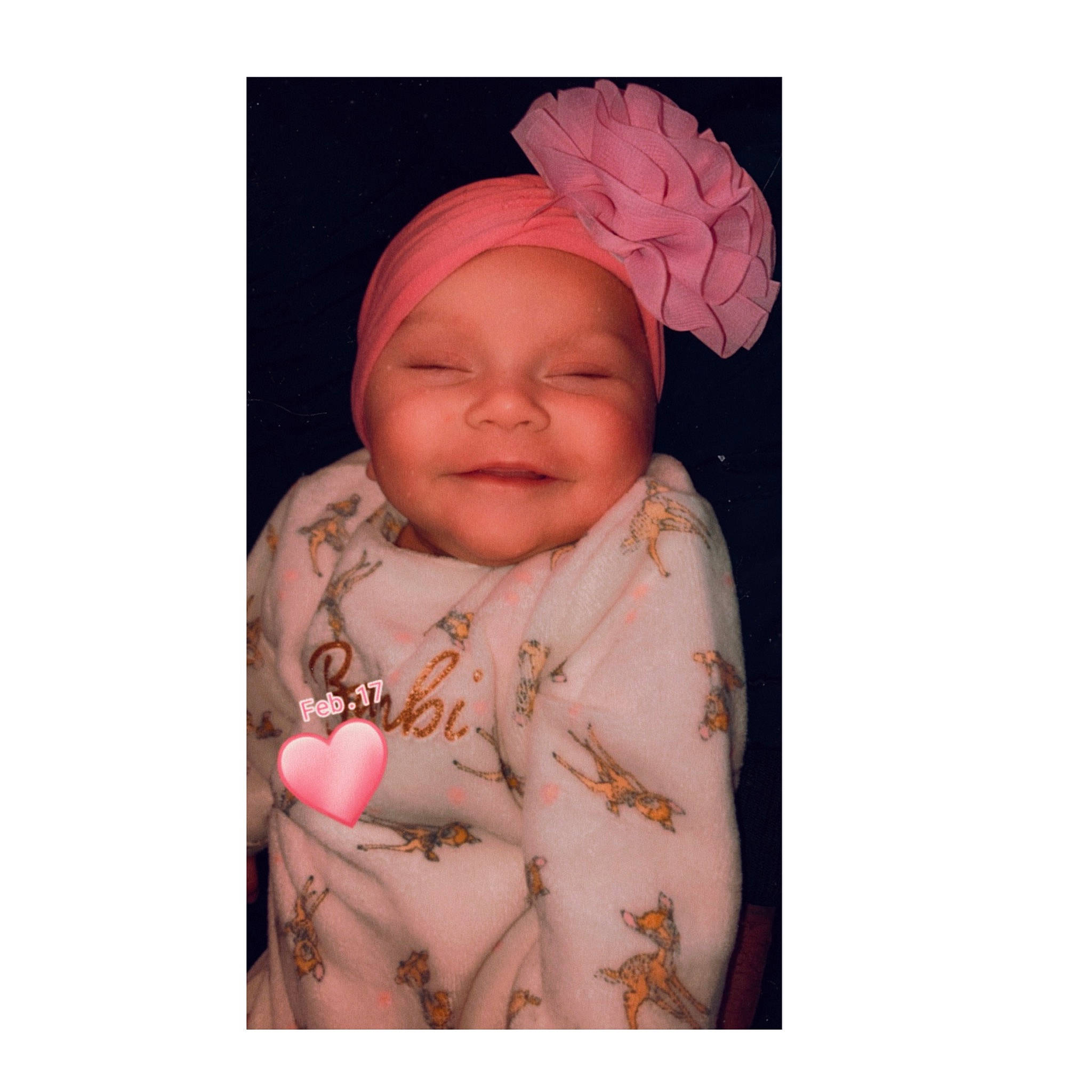 Chelsea a rejoint le concours — aidez-le/la à gagner de superbes lots ! baby, baby_sleeping, baby_toddler_clothing, cap, chin, comfort, eyebrow, finger, gesture, hand, happy, headwear, magenta, nose, outerwear, peach, person, skin, sleeve, smile