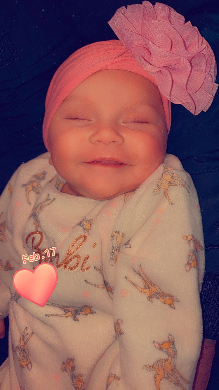 Chelsea a rejoint le concours — aidez-le/la à gagner de superbes lots ! baby, baby_toddler_clothing, cheek, comfort, eye, finger, gesture, happy, head, headwear, human_body, iris, lip, mouth, nose, person, pink, skin, sleeve, smile