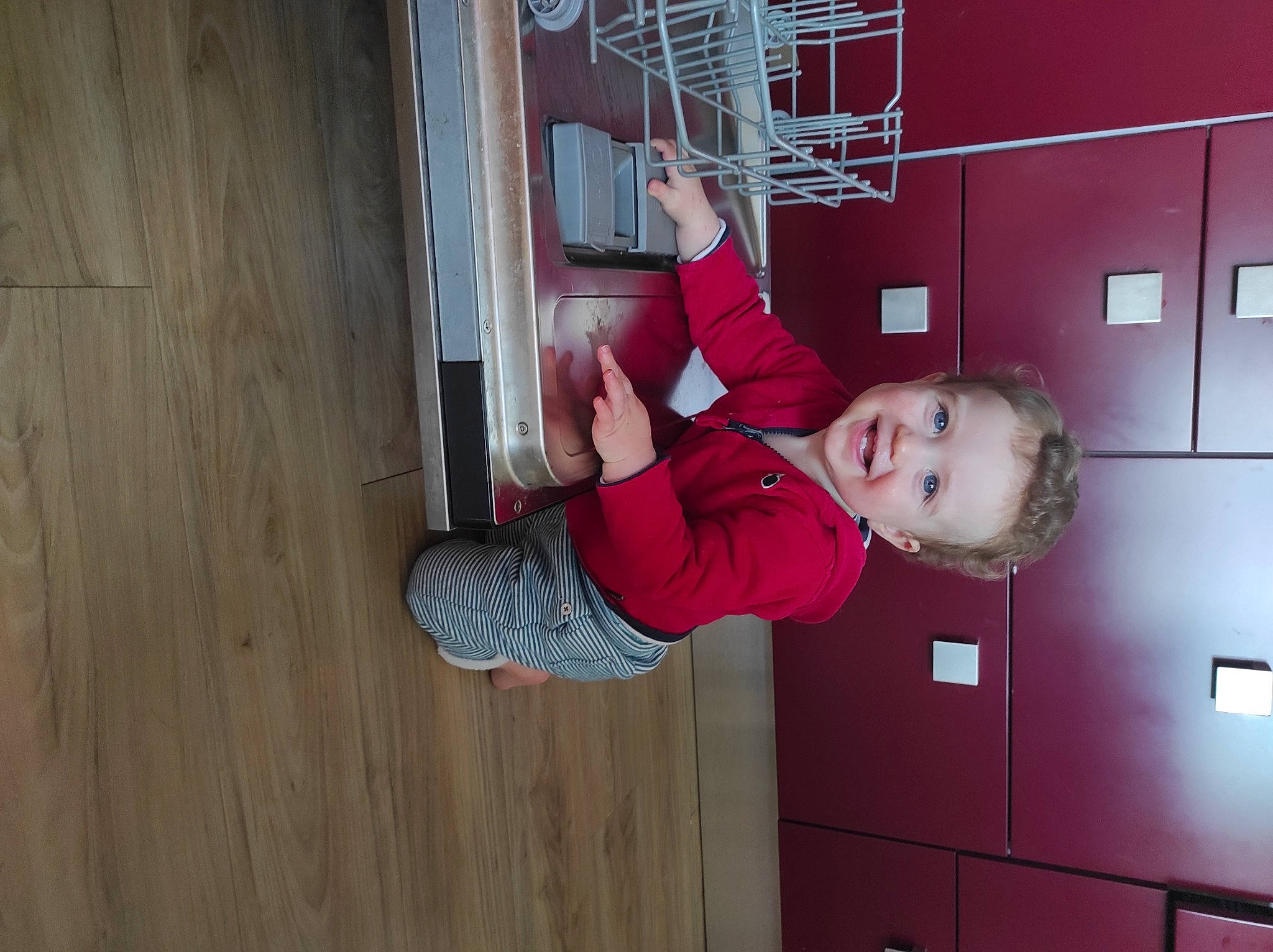 Edouard a rejoint le concours — aidez-le/la à gagner de superbes lots ! balance, ceiling, child, door, elbow, flooring, fun, happy, hardwood, home_door, joy, magenta, person, room, smile, t_shirt, toddler, varnish, wall, window