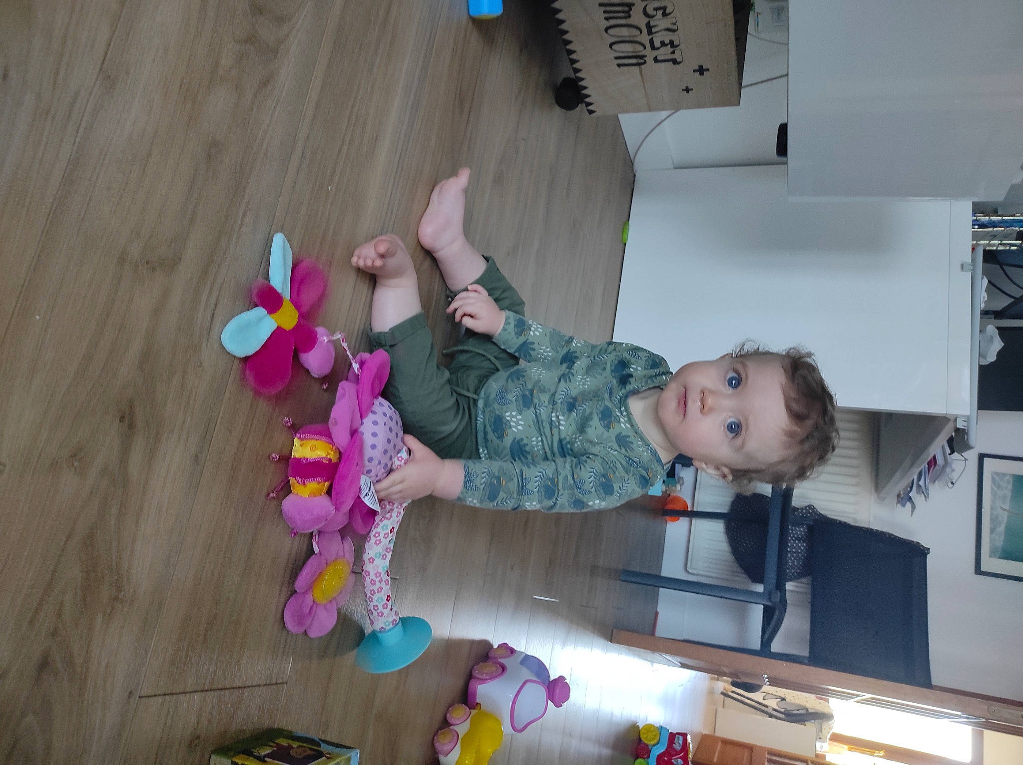 Edouard a rejoint le concours — aidez-le/la à gagner de superbes lots ! baby, baby_products, baby_toddler_clothing, baby_toys, child, flooring, foot, fun, hardwood, magenta, nail, person, pink, play, product, room, sock, textile, thigh, toddler