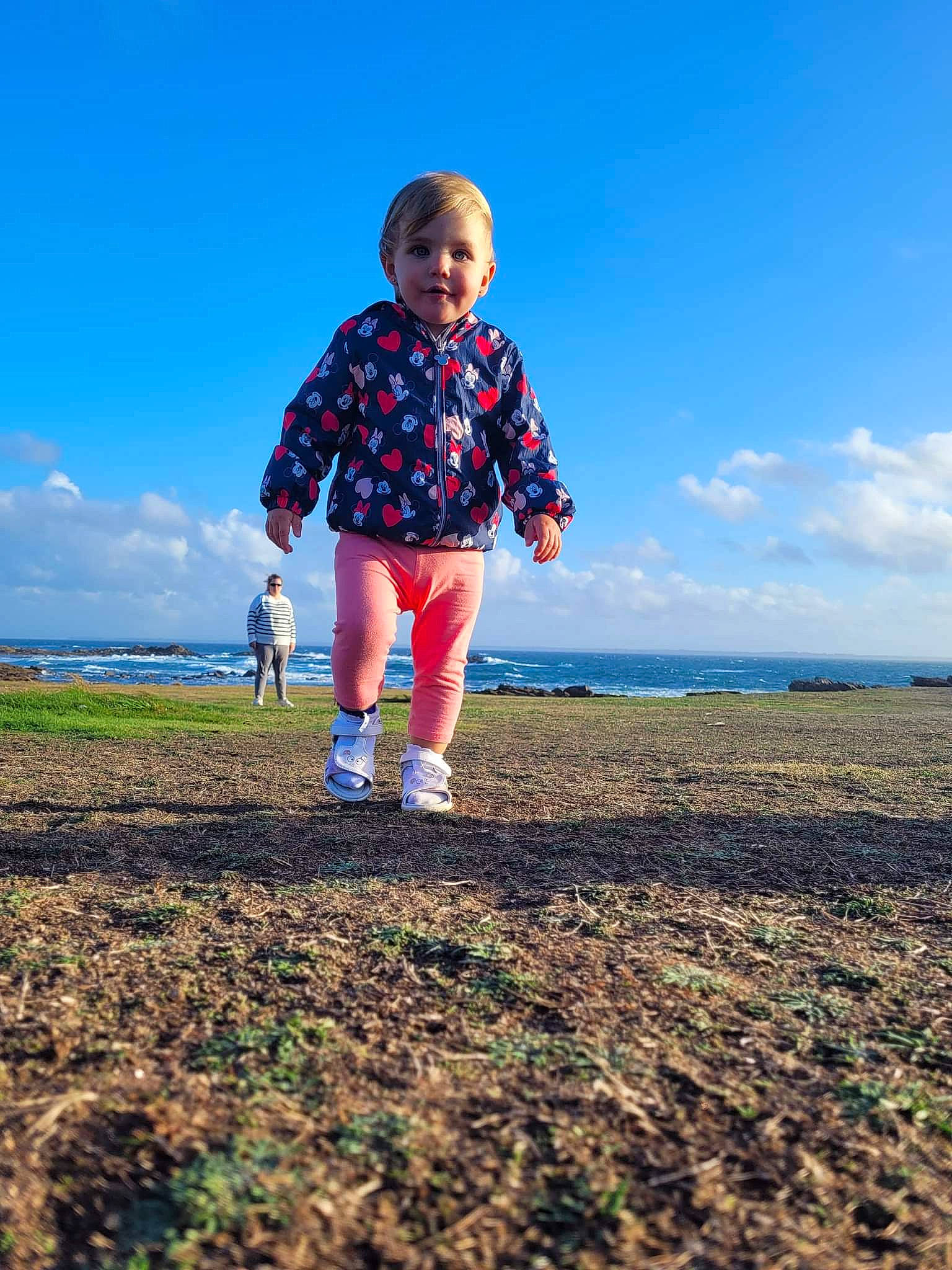 Mélyna a rejoint le concours — aidez-le/la à gagner de superbes lots ! child, cloud, electric_blue, field, flash_photography, fun, grass, grassland, happy, horizon, landscape, leisure, meteorological_phenomenon, people_in_nature, person, plain, prairie, recreation, sky, soil