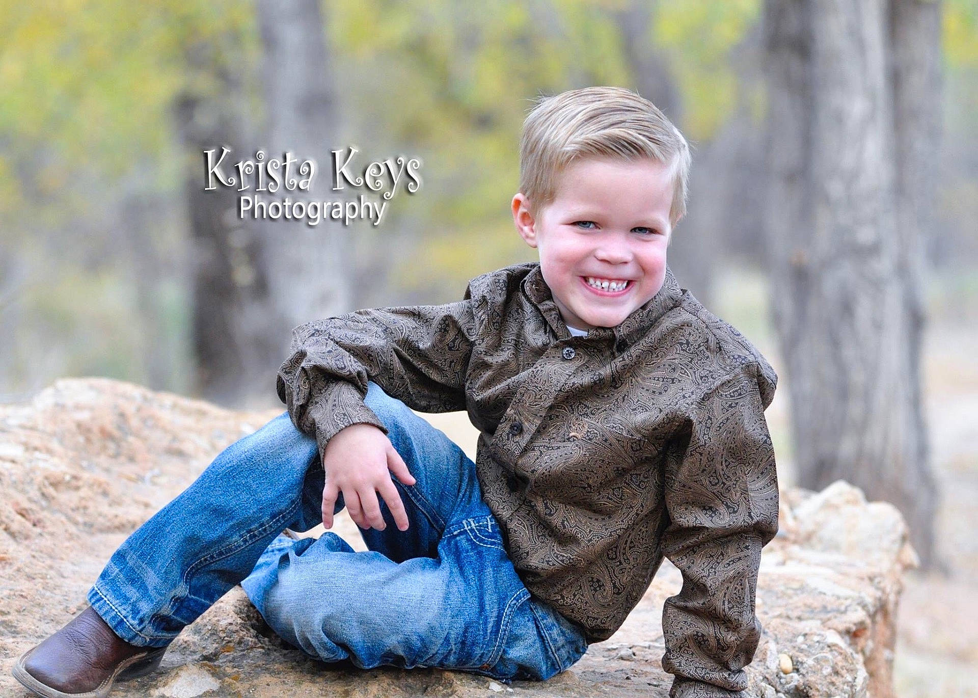 Raycen is registered to the contest to win money with this photo: boy, child, family, joy, outerwear, people, person, photograph, photography, portrait_photography, smile, toddler, tree, winter