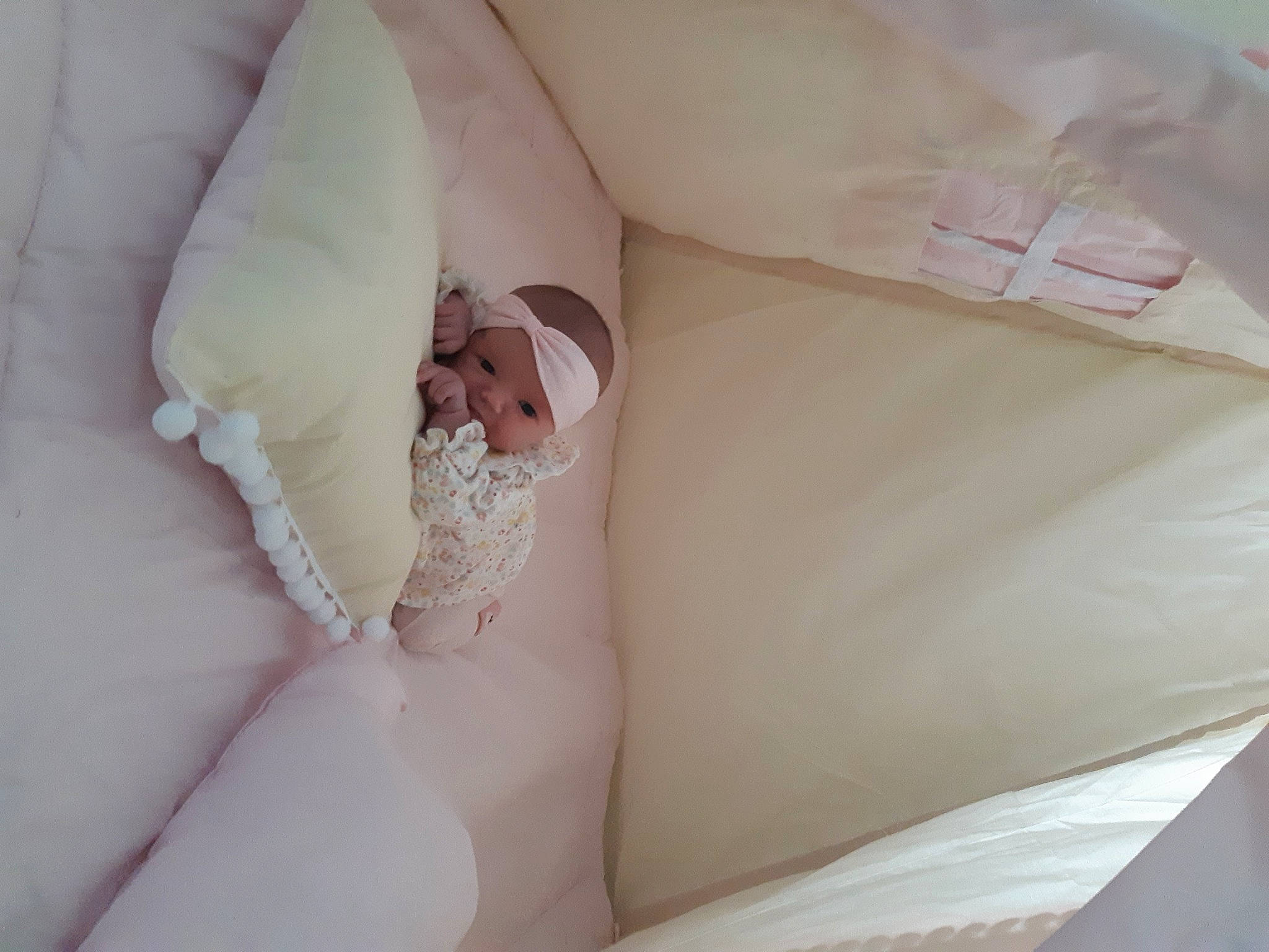 Maloé a rejoint le concours — aidez-le/la à gagner de superbes lots ! baby, bedding, child, flesh, hand, headwear, leg, linens, nail, person, pillow, pink, textile