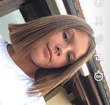 Lola participe au concours pour gagner de l'argent avec cette photo : bangs, black_hair, brown_hair, cheek, child, chin, ear, eye, face, forehead, hair, head, long_hair, mouth, neck, nose, person, selfie, smile